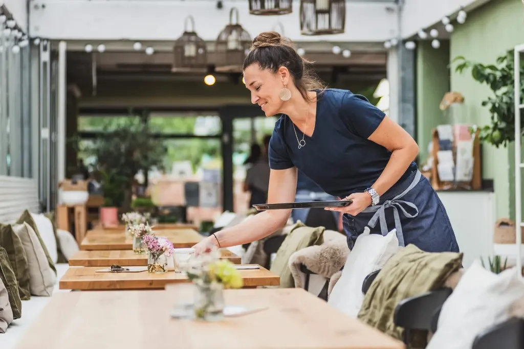 Servicekleidung mit Schürze im Café