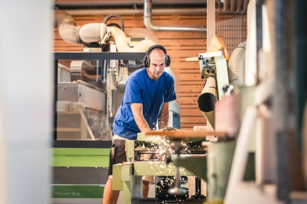Tischler-Workwear an der Maschine