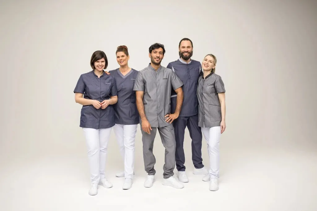 Carewear im Studio, Kasacks und weiße Hosen